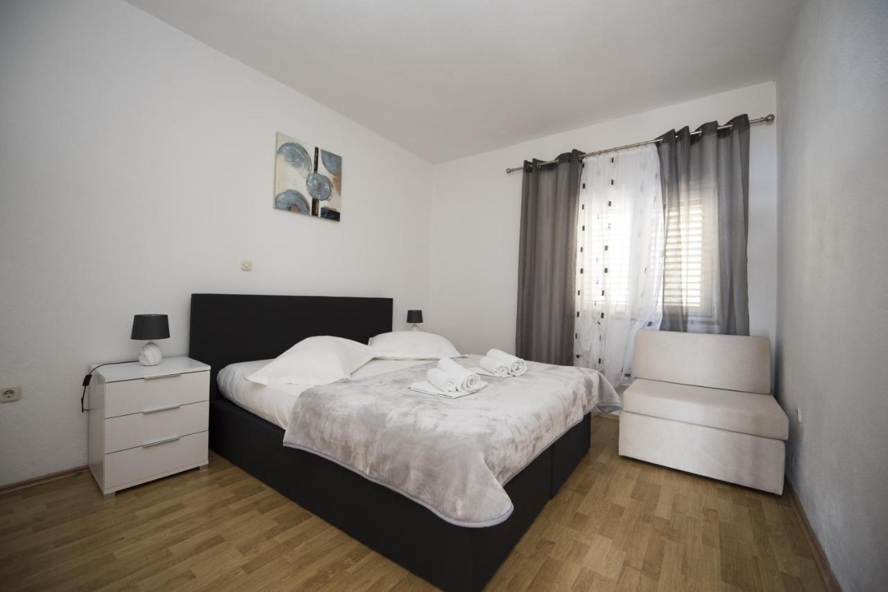Apartments With A Parking Space Brela, Makarska - 16603 Екстериор снимка